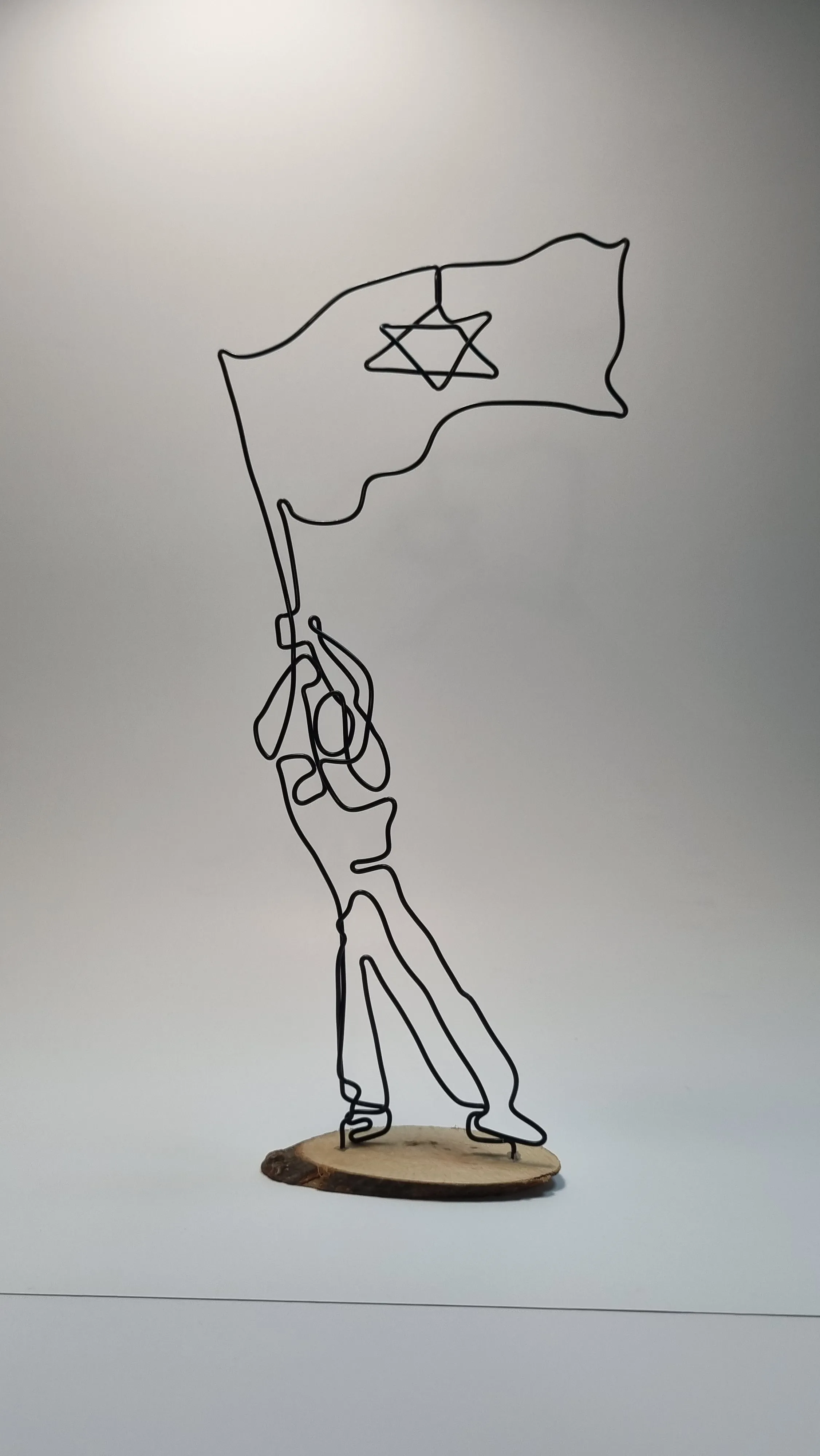 עבודת חוט ברזל בצורת ישראלי עם דגל המדינה